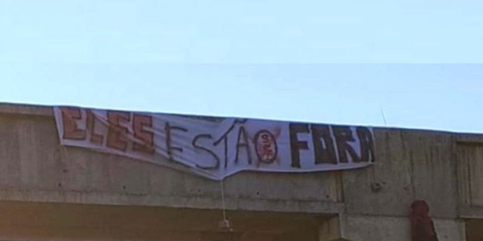 "Eles estão fora": gremistas provocam colorados com faixa em passarela na BR-116 em Camaquã