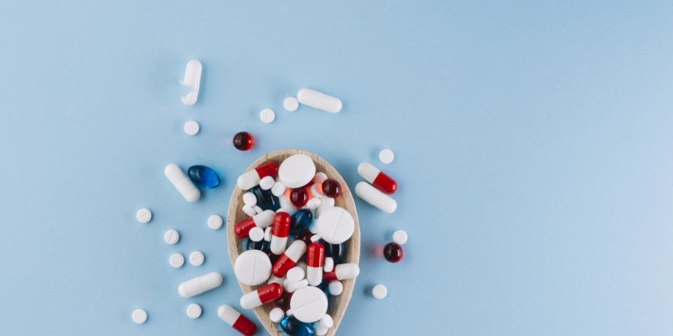 Especialista alerta para os riscos do consumo de medicamentos vencidos