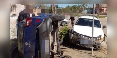 VÍDEO: colisão entre carros deixa veículo tombado na calçada em Camaquã