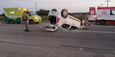Carro capota após colisão com outro veículo na BR-392