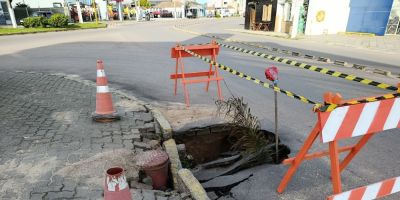 Buraco aberto pela chuva na Rua Bento Gonçalves em Camaquã recebe reparos 