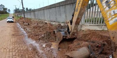Tubulações danificadas são substituídas na Rua Ivan Alcides Dias, em Camaquã