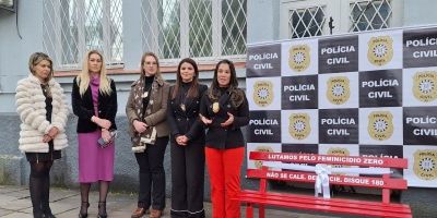 Entenda o que são os bancos vermelhos que foram inaugurados em Porto Alegre