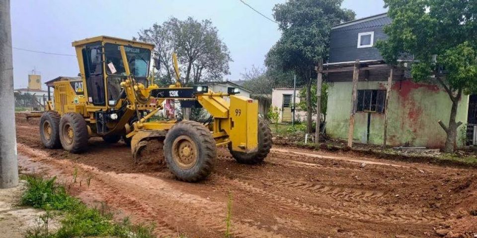 Prefeitura de Camaquã inicia serviço de rebaixamento de solo em rua do bairro Maria da Graça
