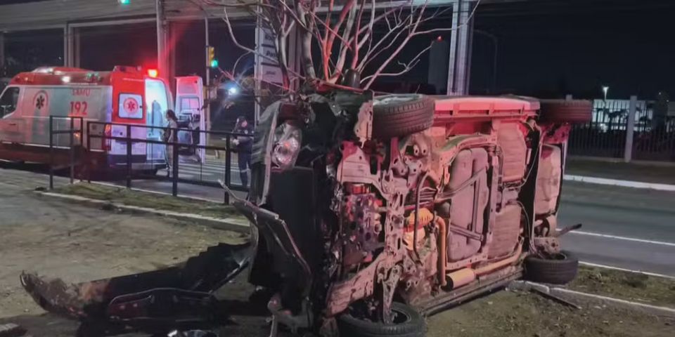 Após capotar o carro, homem tenta agredir agente de trânsito em Porto Alegre