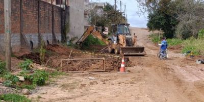 Infraestrutura realiza trabalhos de manutenção na rede de esgoto no bairro Santa Marta, em Camaquã