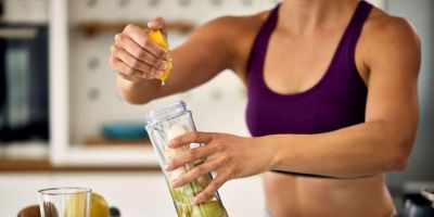 Creatina: dose ideal diária para homens e mulheres e por quanto tempo usar