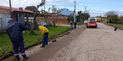 Infraestrutura realiza ação de limpeza em ruas do bairro Ouro Verde, em Camaquã