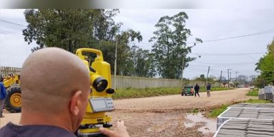 Secretaria de Infraestrutura realiza topografia e rebaixamento de solo na Rua José Adolfo Castro, em Camaquã