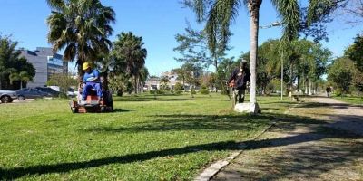 Infraestrutura realiza trabalho de manutenção e limpeza na Praça da Legalidade, em Camaquã