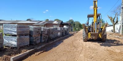 Seguem as obras de calçamento em rua do bairro Maria da Graça, em Camaquã