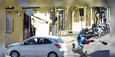 VÍDEO: colisão entre moto e carro é registrada no centro de Camaquã