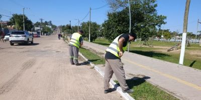 Trabalho de limpeza é realizado no entorno da Prainha, em Camaquã