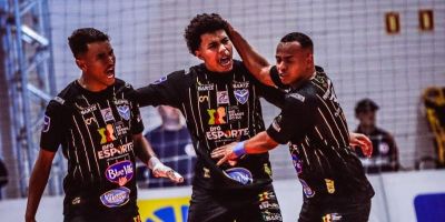 Vélez Camaquã vence o Umuarama e avança na LNF
