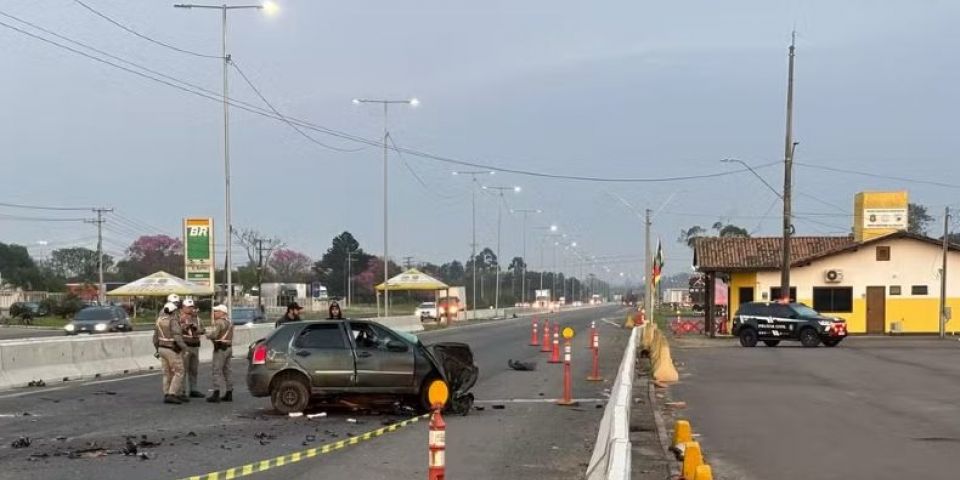 Carro pega fogo após bater contra guard rail e duas pessoas morrem na ERS-118, em Gravataí