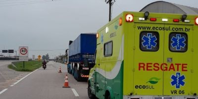 Jovem de 18 anos morre após colisão traseira entre moto e carreta na BR-116, em Pelotas