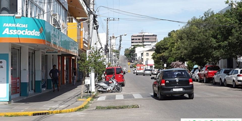 Parte do comércio está funcionando no centro de Camaquã nesta segunda