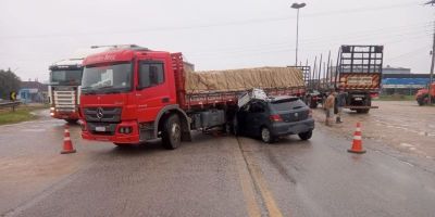 Colisão entre carro e caminhão é registrada na BR-116 em Cristal