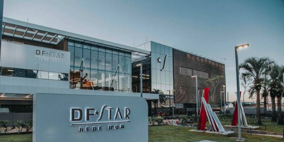 Após passar mal, Bolsonaro vai permanecer em hospital durante a noite