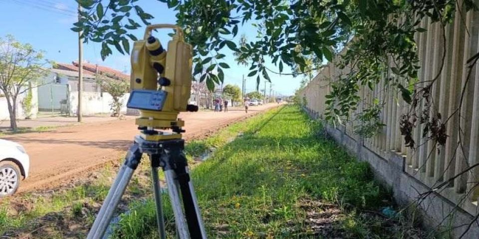 Secretaria de Infraestrutura realiza levantamento topográfico na Rua Ana Gonçalves da Silva, em Camaquã