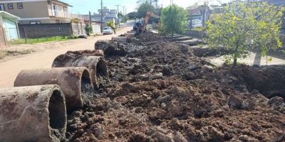 Melhorias na drenagem são realizadas na Rua Capitão César Pantaleão, em Camaquã