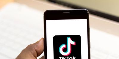 Algoritmo do TikTok: Por Que os Comentários São Sua Nova Superpotência (E Você Provavelmente Está Ignorando Isso)