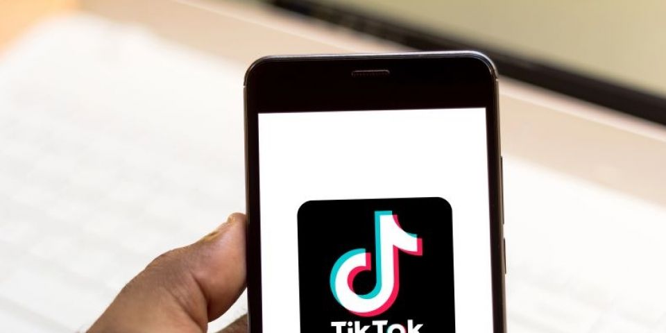 Algoritmo do TikTok: Por Que os Comentários São Sua Nova Superpotência (E Você Provavelmente Está Ignorando Isso)