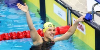 Carol Santiago é tricampeã mundial dos 100m costas em Singapura
