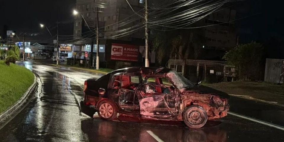 Jovem de 19 anos morre após carro bater contra poste em Gravataí