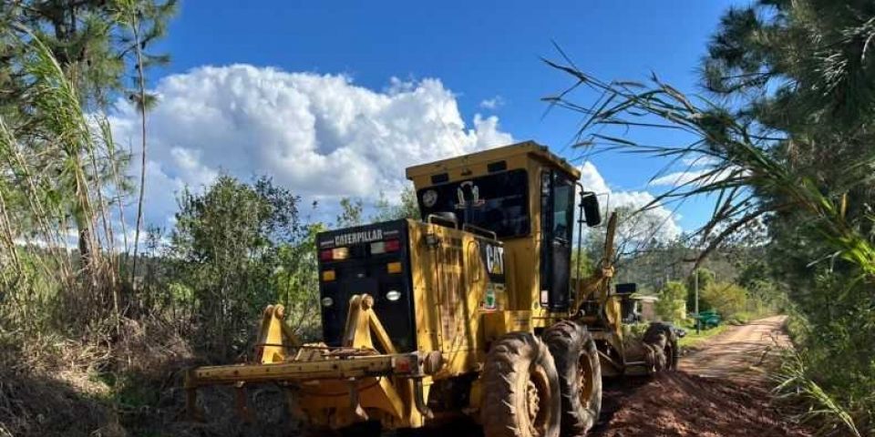 Prefeitura de Camaquã realiza serviço de encascalhamento na região da Capelinha Santo Antônio
