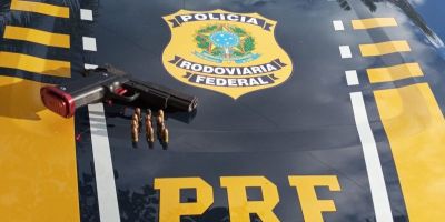 Dois homens são presos após jogarem mala para fora de carro na BR-290