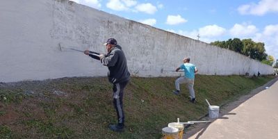 Serviço de manutenção e limpeza é realizado no cemitério São João, no bairro Santa Marta, em Camaquã