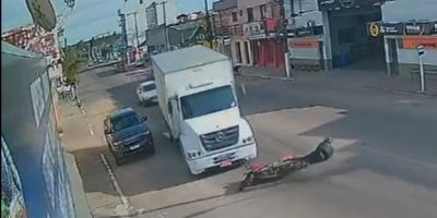 VÍDEO: condutor se perde e moto entra embaixo de caminhão em Camaquã