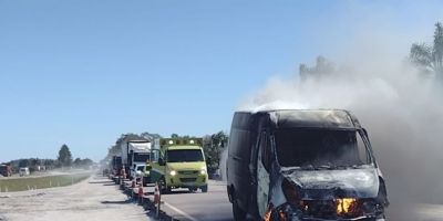 Van fica totalmente destruída após pegar fogo na BR-116 em Cristal