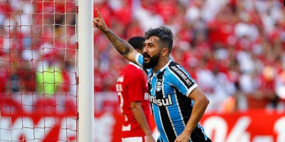 Douglas, ex-jogador do Grêmio, tem prisão decretada por não pagar pensão alimentícia
