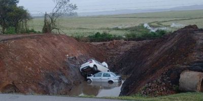 Dois veículos são encontrados dentro de valo em obra de duplicação da BR-116 em Camaquã