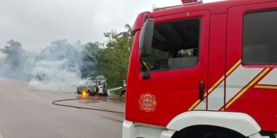Veículo oficial da Prefeitura de Pelotas fica totalmente destruído após pegar fogo na BR-116, em Tapes