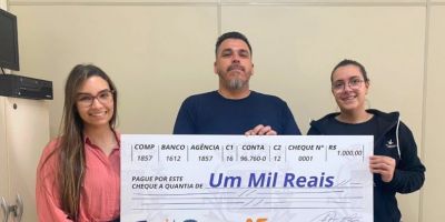 Prefeitura de Tapes entrega prêmio de R$ 1 mil a ganhador do "Nota Mil"