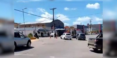 VÍDEO: colisão entre moto e carro deixa dois feridos em Camaquã