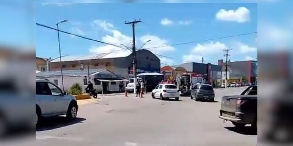 VÍDEO: colisão entre moto e carro deixa dois feridos em Camaquã