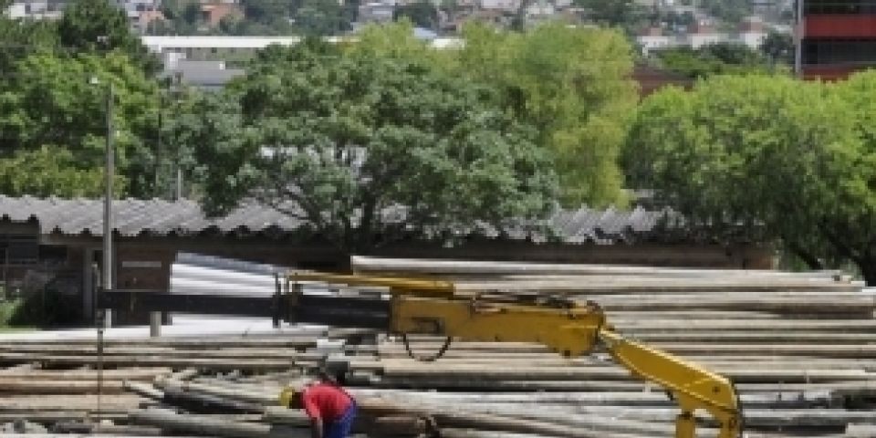 CEEE realiza leilão em Camaquã de postes e cruzetas de madeira e postes de concreto 