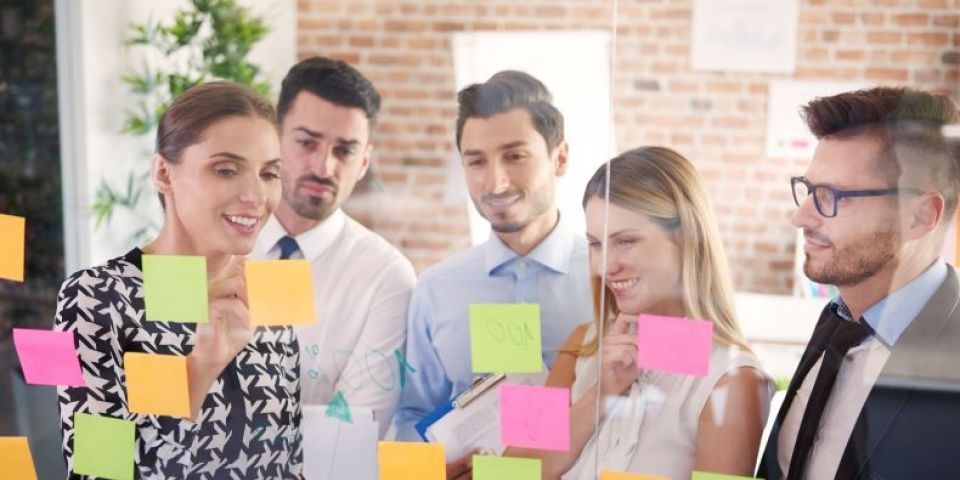 Como os benefícios corporativos podem contribuir para o clima organizacional?