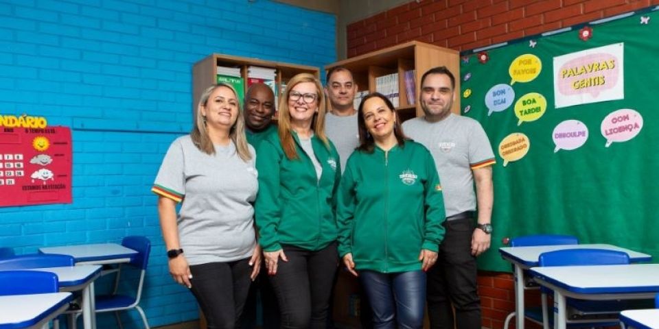 Eduardo Leite anuncia uniformes para professores da Rede Estadual em 2026