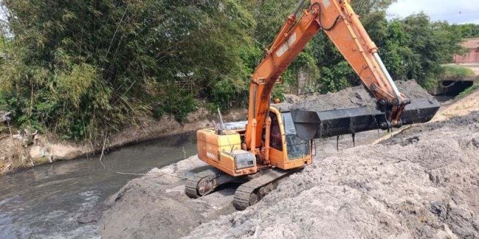 Prefeitura de Camaquã realiza serviço de limpeza na Sanga do Passinho