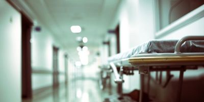 Três pessoas são denunciadas por homicídio culposo de idosa derrubada de maca no RS