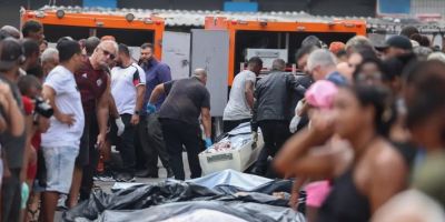 Governo do RJ estima 121 mortes; moradores retiram corpos da mata