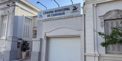 Vereador solicita conserto de brinquedos e retirada de galhos na Praça da Cohab em Camaquã