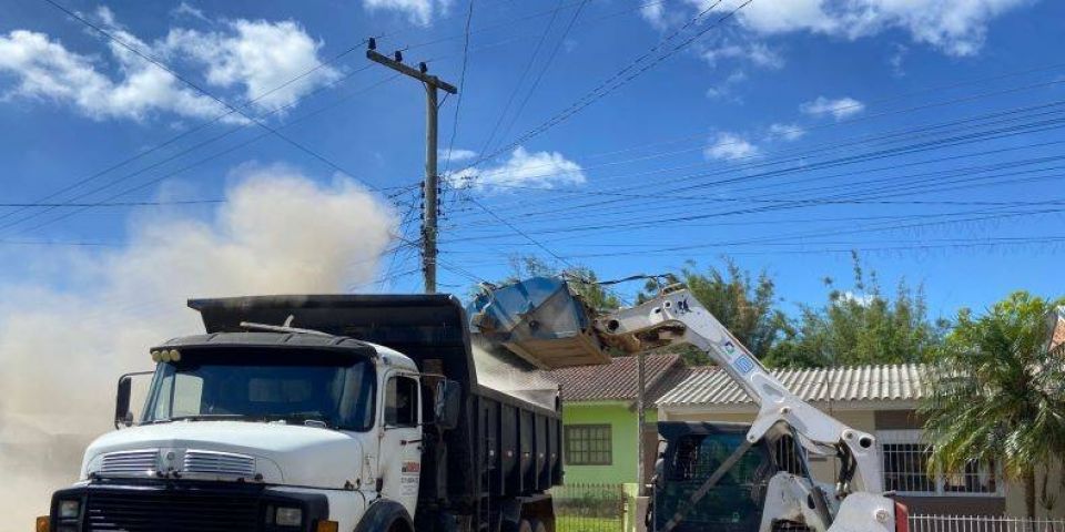 Secretaria de Infraestrutura realiza trabalho de manutenção em ruas do bairro Vila Nova em Camaquã