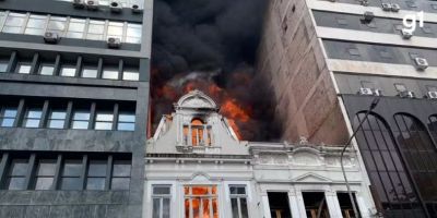 Incêndio atinge prédio no Centro Histórico de Porto Alegre