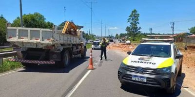 Carga de tijolo cai sobre moto e mata duas pessoas na ERS-118 em Gravataí